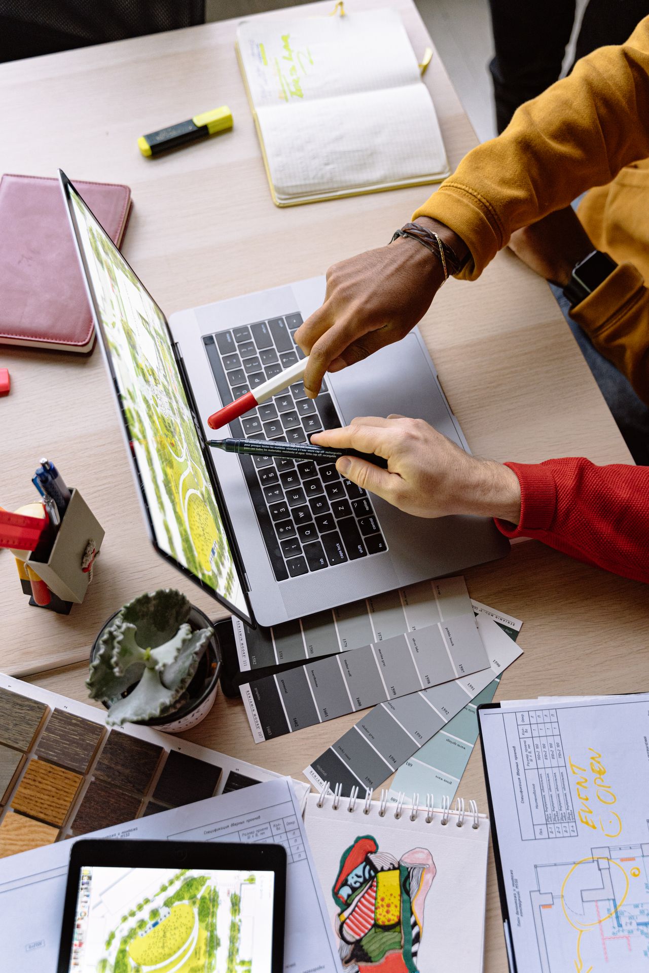 Equipo de BeGraffic trabajando con marcas